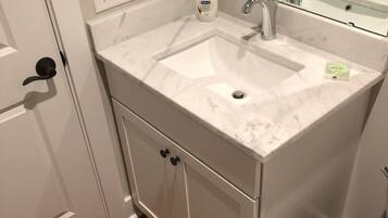 Combined shower/bathtub, hair dryer, towels