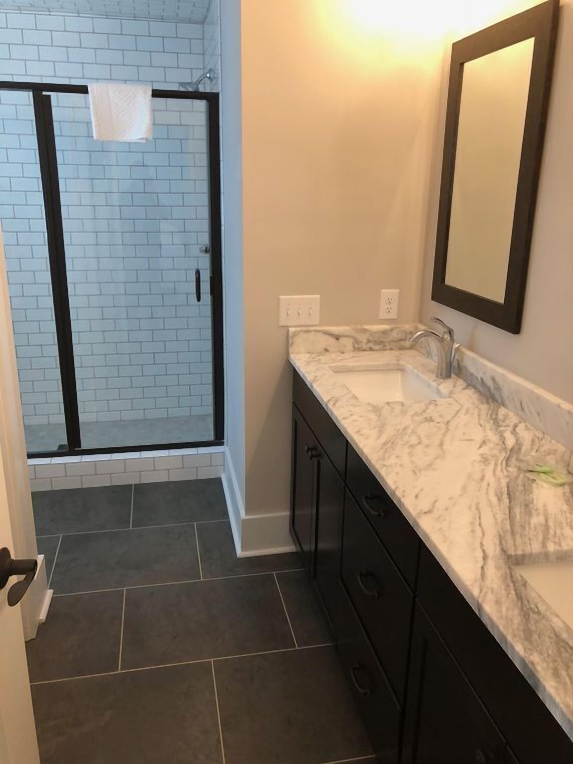 Combined shower/bathtub, hair dryer, towels
