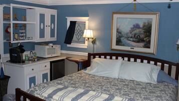 Standard Room, 1 King Bed | Desk, iron/ironing board, rollaway beds, free WiFi