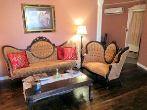 Interior - Book Nook Inn (Lumberton)