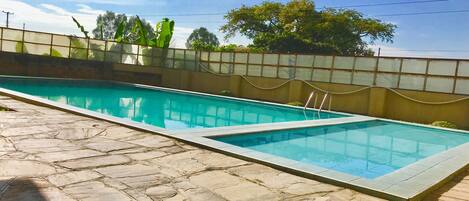 Una piscina al aire libre