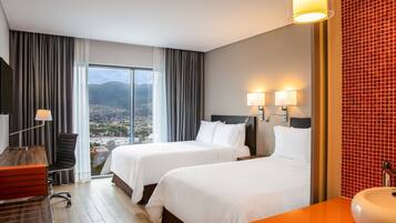 Habitación superior, 2 camas matrimoniales, para no fumadores | Caja de seguridad en la habitación y escritorio