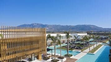 Een buitenzwembad, ligstoelen bij het zwembad