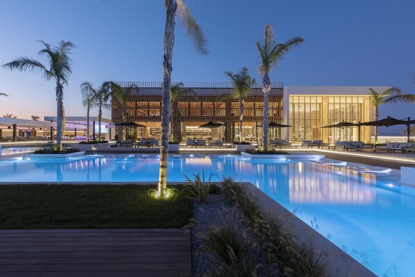 Fachada de la propiedad por la tarde o noche