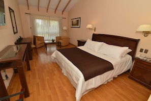 Chambre Affaires, 1 très grand lit, non-fumeurs | Coffres-forts dans les chambres, bureau, lits bébé (en supplément)