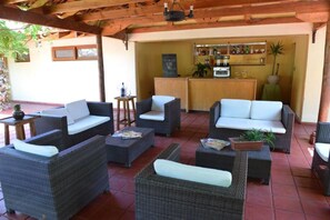 Bar en bord de piscine