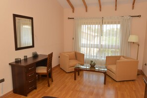 Chambre Affaires, 1 très grand lit, non-fumeurs | Coffres-forts dans les chambres, bureau, lits bébé (en supplément)