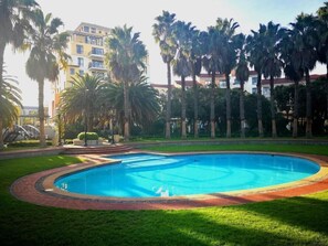 Alberca techada y alberca al aire libre