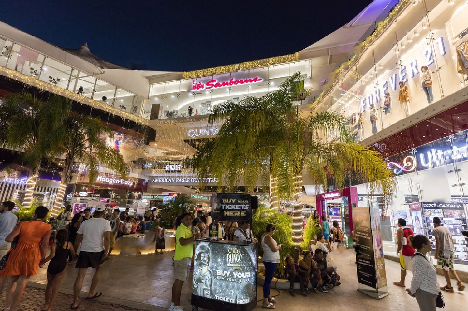 A shopping mall with various stores, including a visible 'Forever 21' and 'Quinta'.