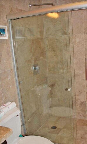 Appart'hĂŽtel, 1 chambre | Salle de bain | Douche, articles de toilette gratuits, sĂšche-cheveux