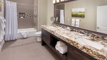 Combined shower/bathtub, hair dryer, towels