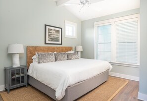 4 bedrooms, iron/ironing board, Internet, bed sheets