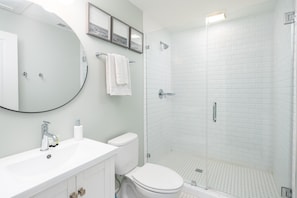 Combined shower/bathtub, hair dryer, towels