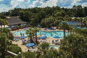 Una piscina techada, una piscina al aire libre