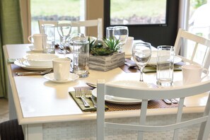 객실 내 식사 공간