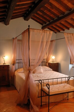 5 bedrooms, iron/ironing board, free cots/infant beds, free WiFi - Agriturismo Casale della Torre (Cortona)