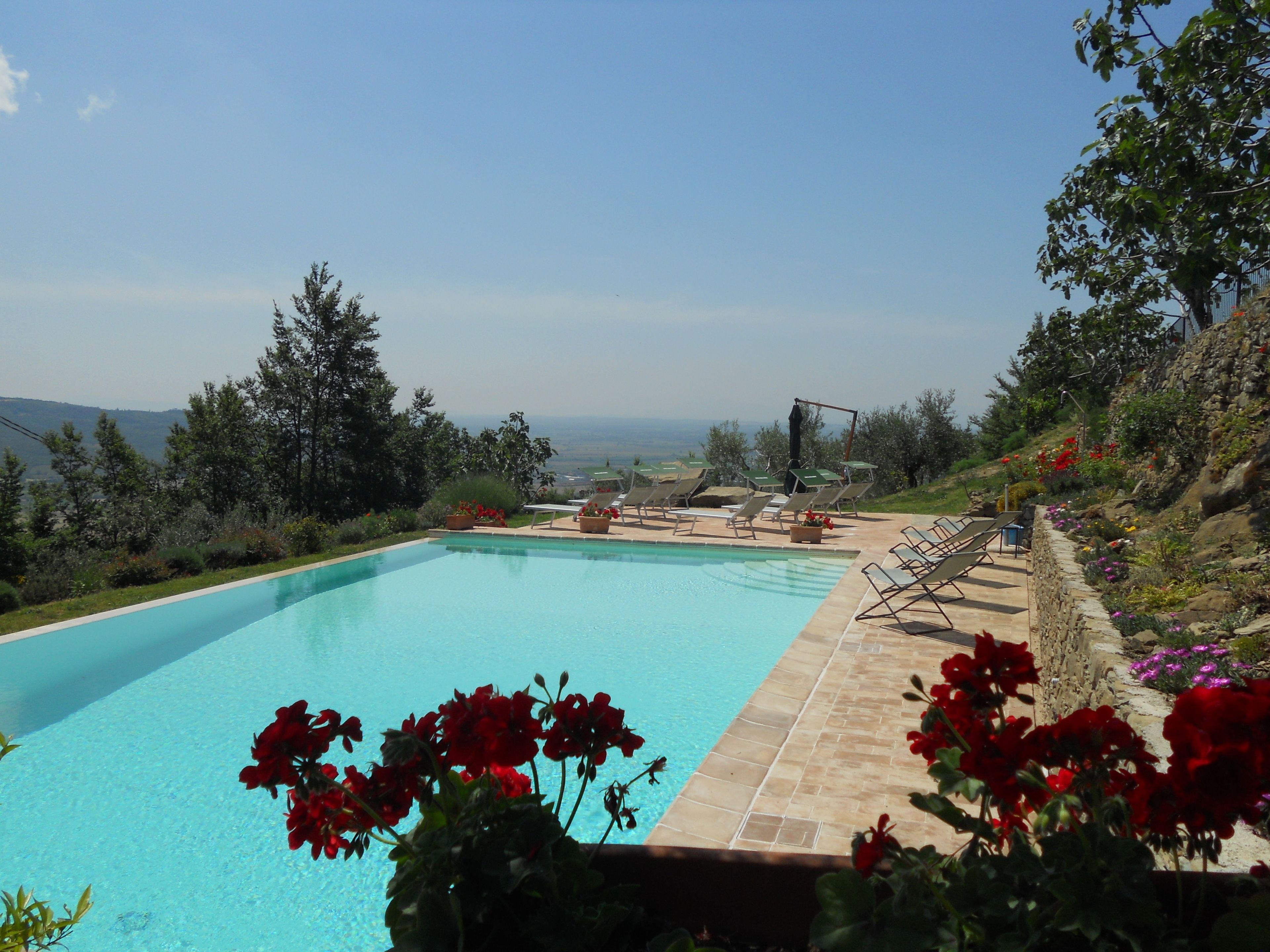 Piscina all'aperto, lettini