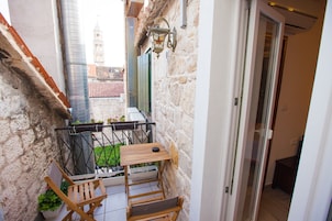 Deluxe Room, 1 King Bed, City View | Terrace/patio