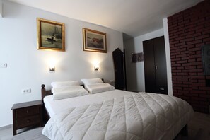 Minibar, in-room safe, desk, laptop workspace - Golden Gate Rooms (Split)