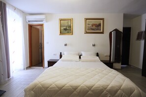 Deluxe Room, 1 King Bed, City View