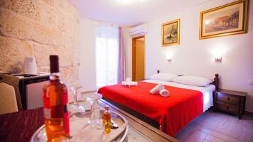 Deluxe-Zimmer, 1 King-Bett, Stadtblick | Minibar, Zimmersafe, Schreibtisch, laptopgeeigneter Arbeitsplatz