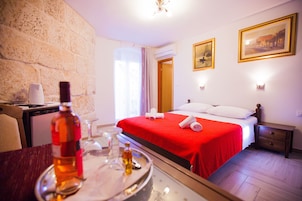 Deluxe Room, 1 King Bed, City View | Minibar, in-room safe, desk, laptop workspace