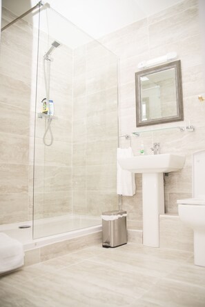 Deep soaking tub, free toiletries, hair dryer, towels - Luxury Executive Serviced Apartment (Dublin)