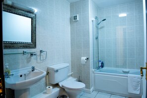 Un baño con lavabo, inodoro y bañera.