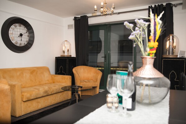 Living area | Flat-screen TV, pay movies - Luxury Executive Serviced Apartment (Dublin)