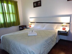 Quarto casal standard | Ferros/tábuas de passar roupa, Wi-Fi de cortesia, roupa de cama