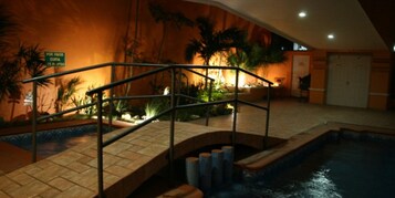 Piscina externa, funciona das 7h às 22h30, espreguiçadeiras