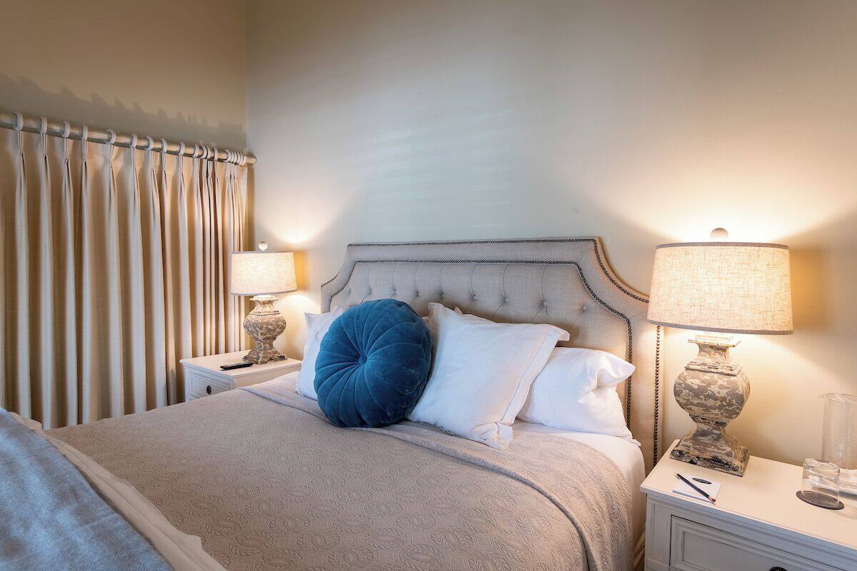 Phòng Suite, 1 giường cỡ king, cạnh hồ | Bộ đồ giường cao cấp, két bảo mật tại phòng, bàn 
