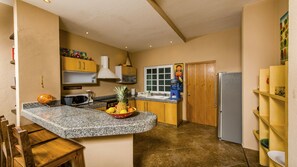 Departamento, 2 habitaciones | 2 habitaciones, caja de seguridad en la habitación y escritorio 