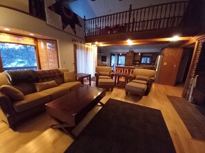 Una televisión, una chimenea, un reproductor de DVD