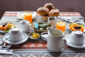 فطور كامل مجانًا يوميًا