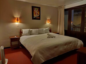 Habitació doble, 1 llit de matrimoni | Caixa forta a l'habitació, escriptori i planxa i posts de planxar 