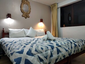 Kamar Double, 1 Tempat Tidur Queen | Brankas, meja kerja, setrika/meja setrika, dan Wi-Fi gratis