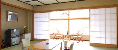 Zimmersafe, kostenloses WLAN, Bettwäsche