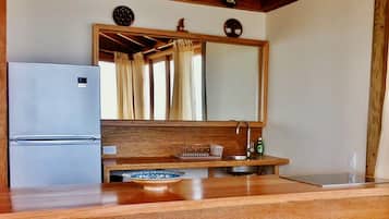 Full-sized fridge, oven, stovetop, dishwasher