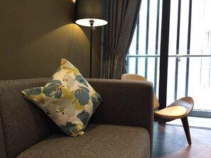 Flat-screen TV - Modern Downtown Oasis Aloha Suite (Kota Kinabalu)