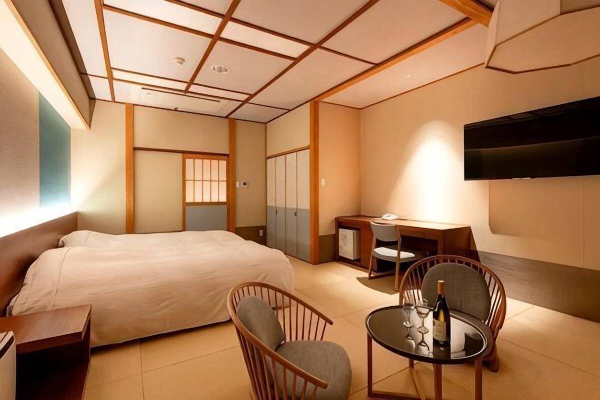 In-room safe, bed sheets
