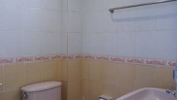 Un baño con inodoro, lavabo y ventana.