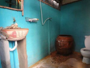 Douche, articles de toilette gratuits, sèche-cheveux