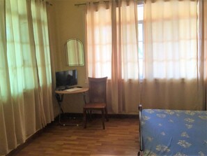 Queen Room, Garden View