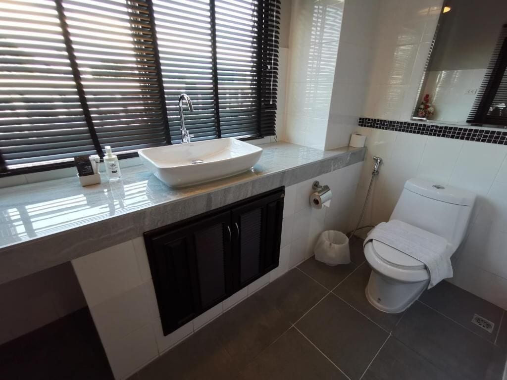 deluxe quadruple room, city view | bathroom | shower, free toiletries, hair dryer, slippers