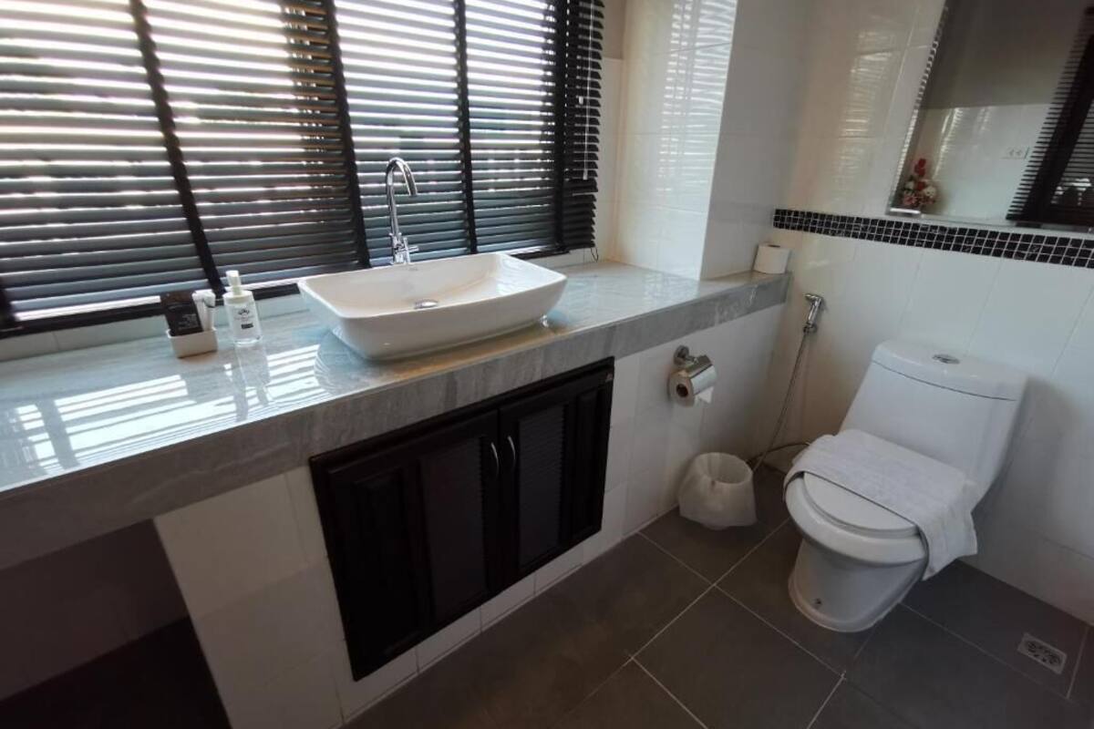 deluxe quadruple room, city view | bathroom | shower, free toiletries, hair dryer, slippers