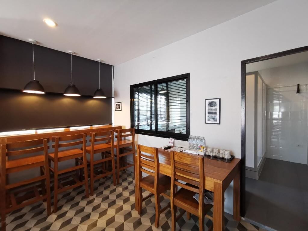 deluxe quadruple room, city view | living area | 32-inch flat-screen tv with digital channels, tv