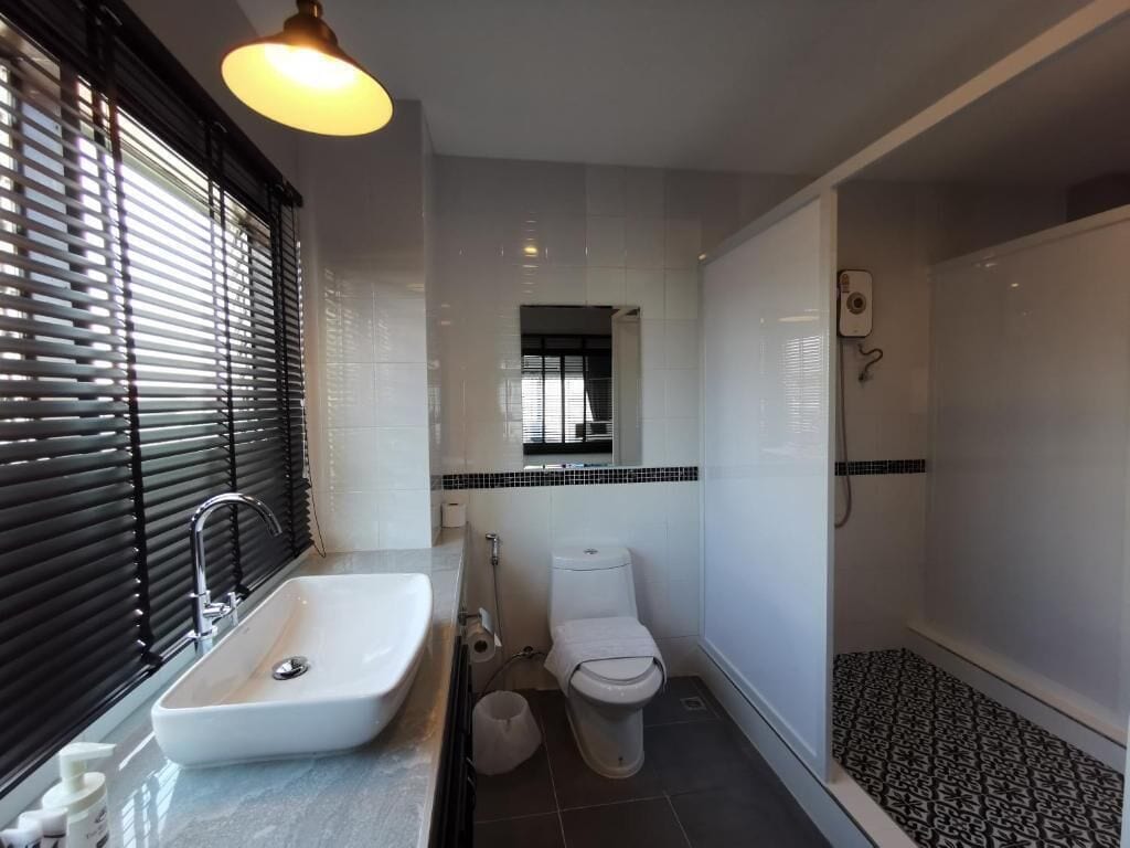 deluxe quadruple room, city view | bathroom | shower, free toiletries, hair dryer, slippers