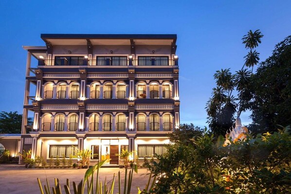 住宿正面 - 傍晚/夜晚