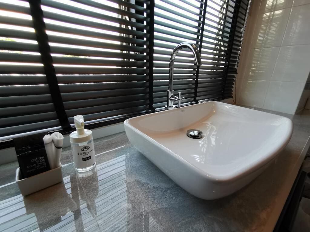deluxe quadruple room, city view | bathroom | shower, free toiletries, hair dryer, slippers